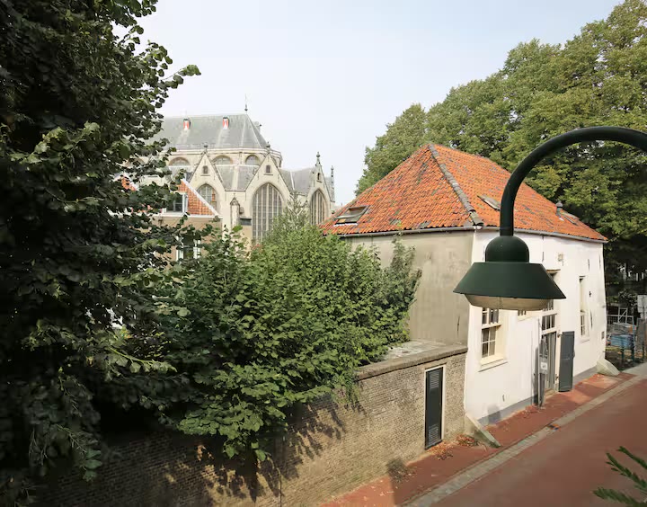 De Sint-Janskerk gezien vanaf de straat