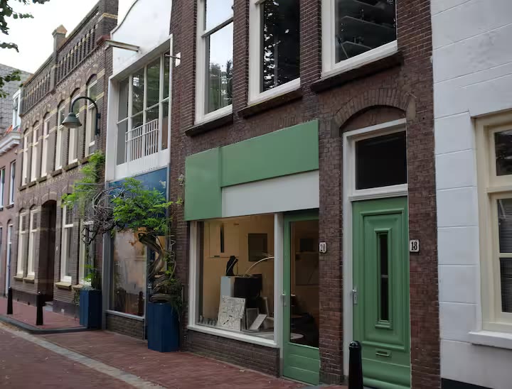De bloemenwinkel in de straat
