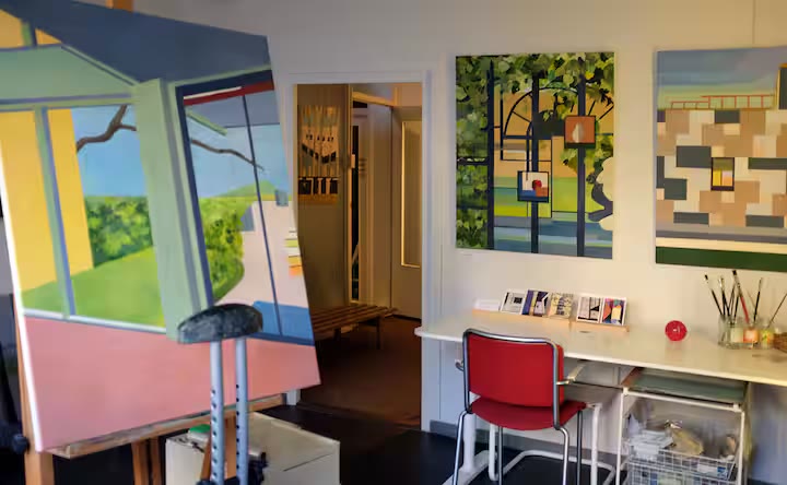 Kunstwerken in het atelier, tevens gedeelde ingang vanaf de straat