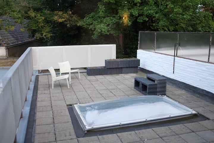 Dakterras met loungestoeltjes